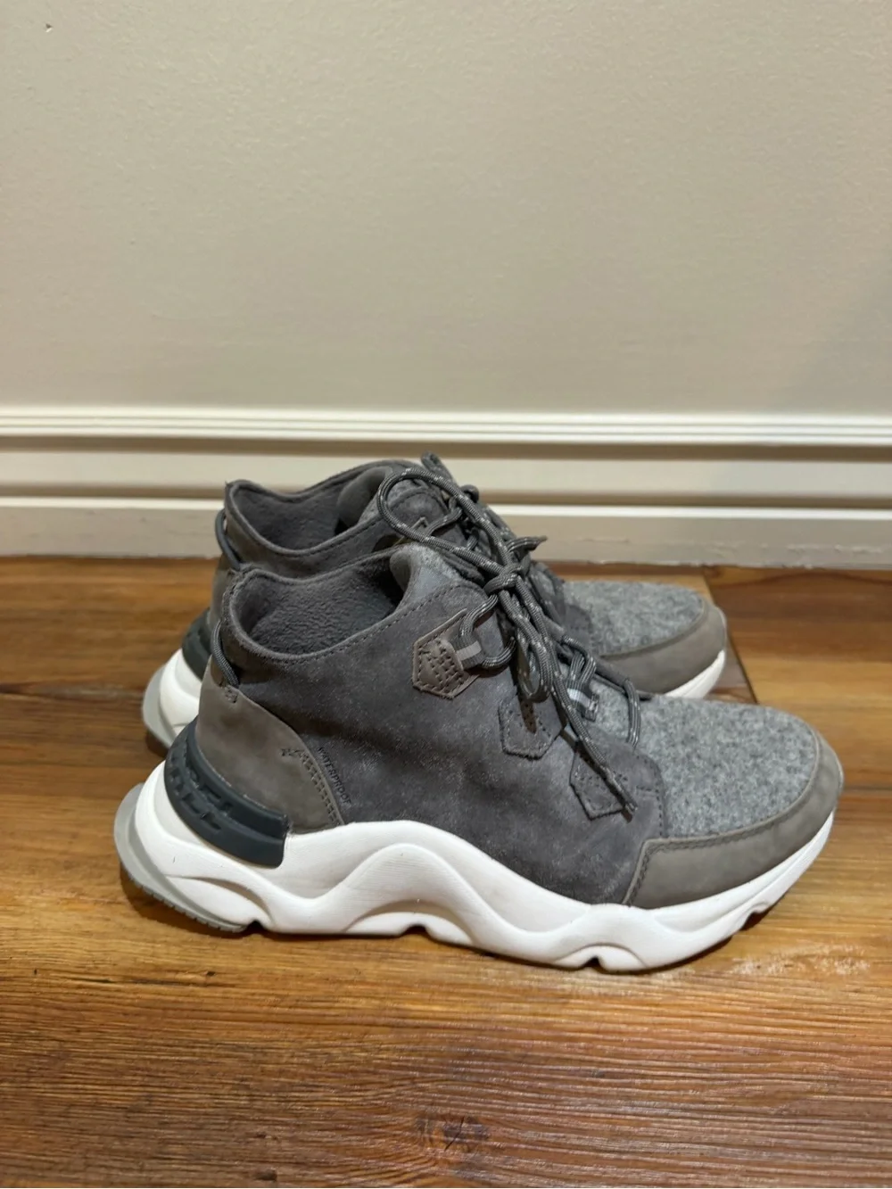 SOREL WOMEN'S KINETIC IMPACT CARIBOU PLUS WATERPROOF grey Size 8